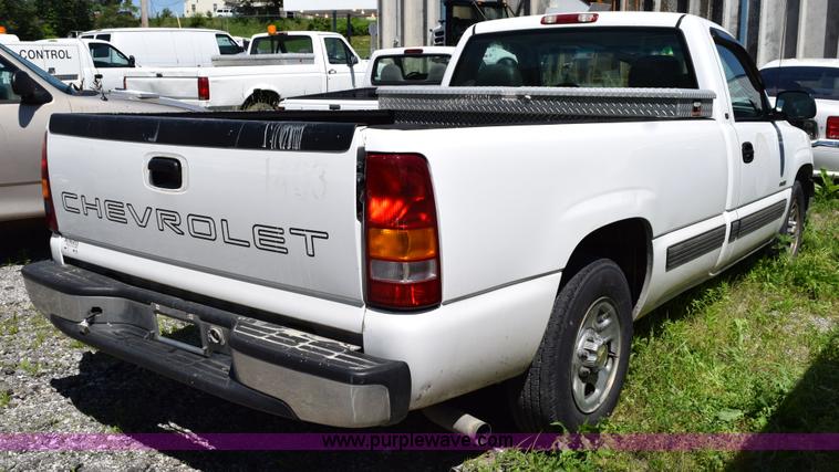 image for item H5036 2001 Chevrolet 1500 pickup truck