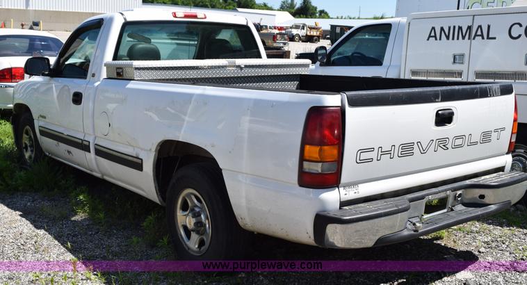 image for item H5036 2001 Chevrolet 1500 pickup truck