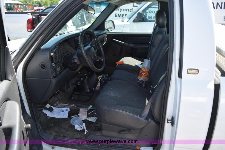 image for item H5036 2001 Chevrolet 1500 pickup truck