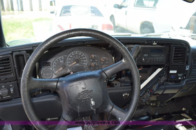 image for item H5036 2001 Chevrolet 1500 pickup truck