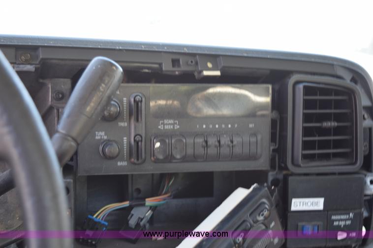 image for item H5036 2001 Chevrolet 1500 pickup truck