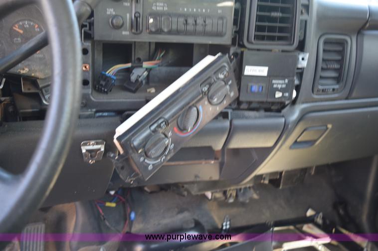 image for item H5036 2001 Chevrolet 1500 pickup truck