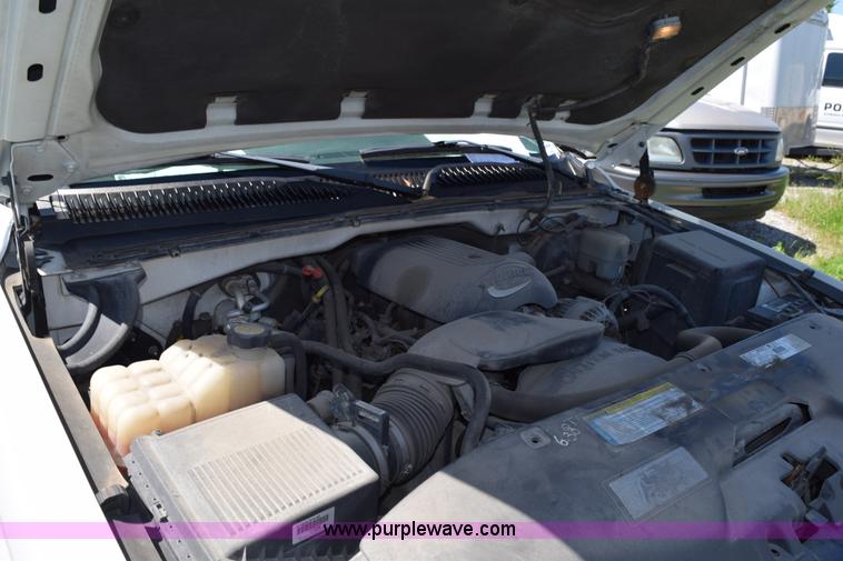 image for item H5036 2001 Chevrolet 1500 pickup truck