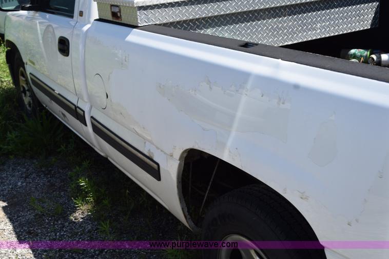 image for item H5036 2001 Chevrolet 1500 pickup truck