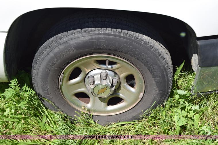 image for item H5036 2001 Chevrolet 1500 pickup truck