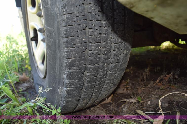 image for item H5036 2001 Chevrolet 1500 pickup truck