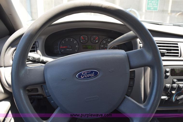 image for item H5041 2006 Ford Taurus