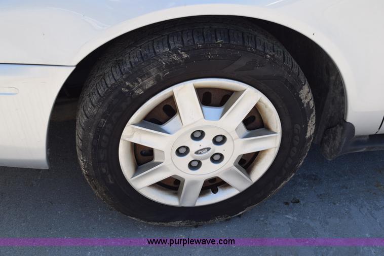 image for item H5041 2006 Ford Taurus