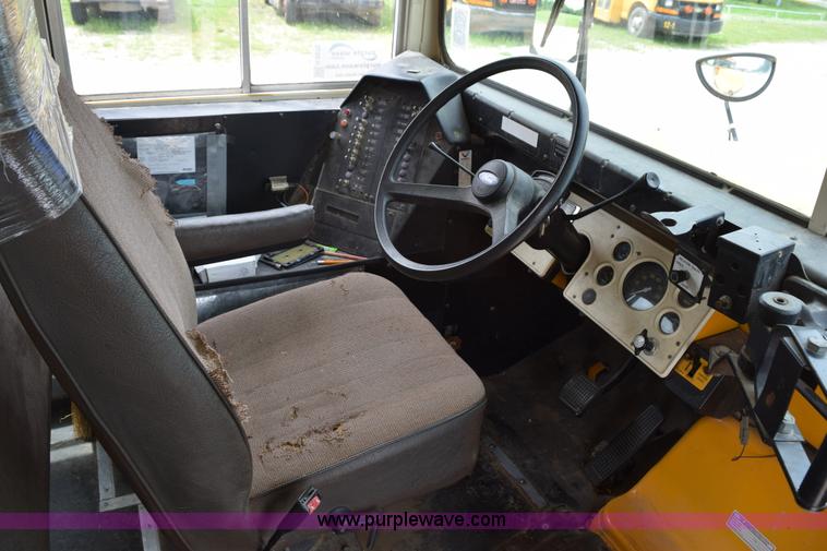 image for item H5070 1996 Ford B800 school bus