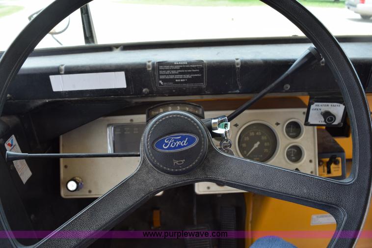 image for item H5070 1996 Ford B800 school bus