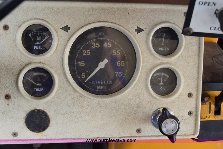 image for item H5070 1996 Ford B800 school bus