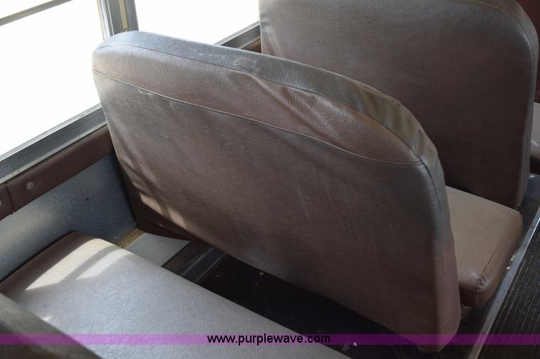 image for item H5070 1996 Ford B800 school bus