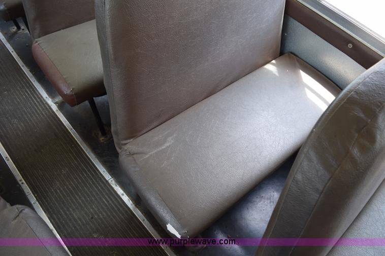 image for item H5070 1996 Ford B800 school bus