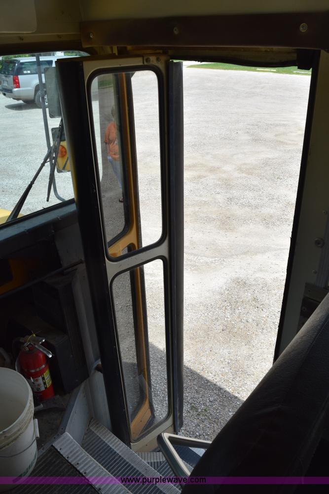 image for item H5070 1996 Ford B800 school bus