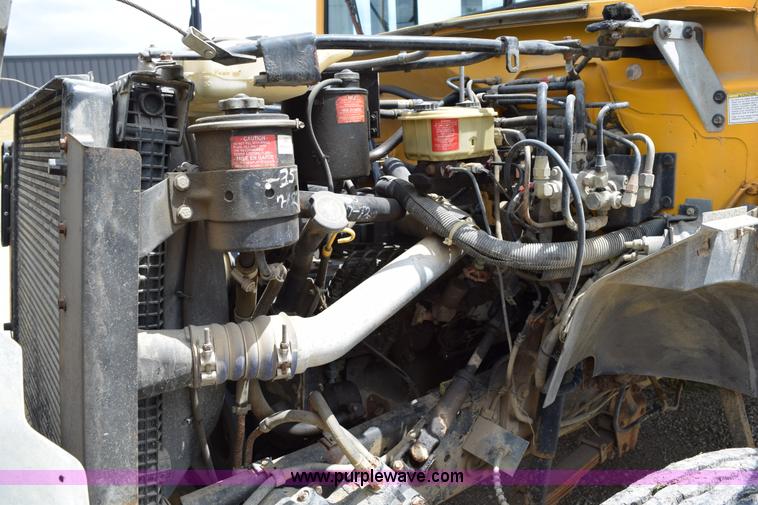 image for item H5070 1996 Ford B800 school bus