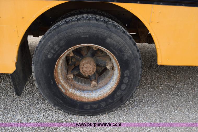 image for item H5070 1996 Ford B800 school bus