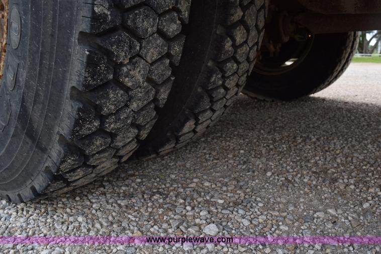 image for item H5070 1996 Ford B800 school bus