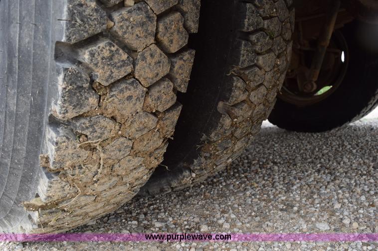 image for item H5070 1996 Ford B800 school bus