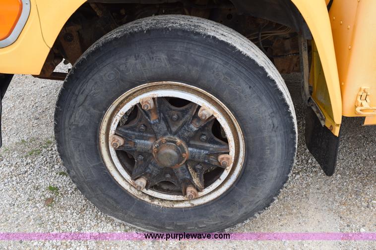image for item H5070 1996 Ford B800 school bus