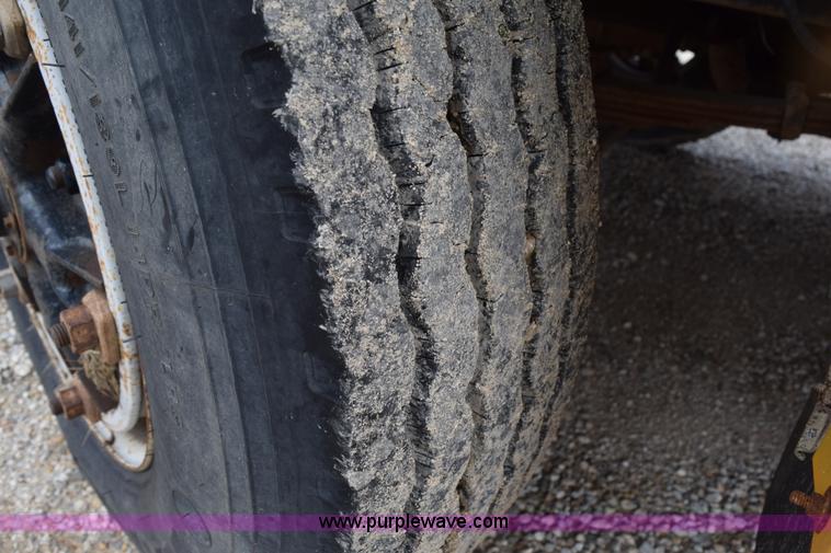 image for item H5070 1996 Ford B800 school bus