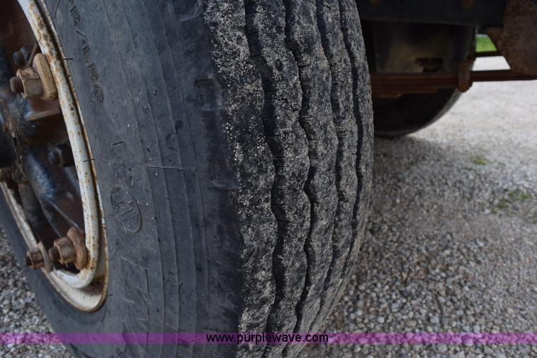 image for item H5070 1996 Ford B800 school bus