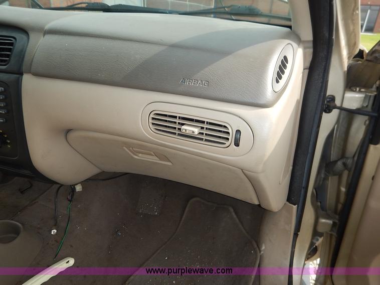 image for item J3871 2001 Ford Taurus LX