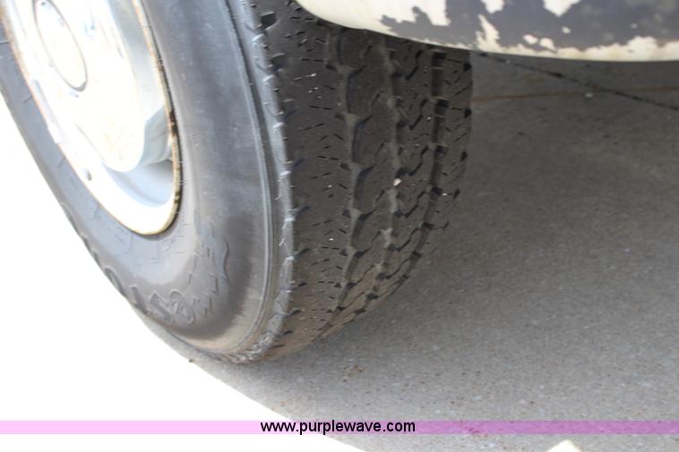 image for item J5990 1995 Ford F250 HD XL pickup truck