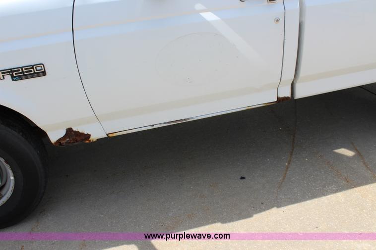 image for item J5990 1995 Ford F250 HD XL pickup truck