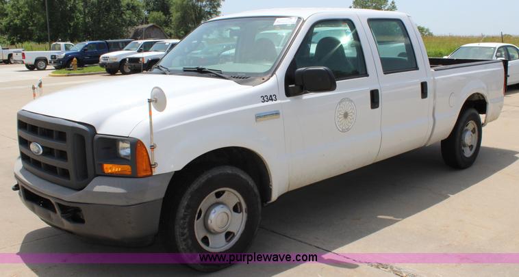 image for item J5992 2005 Ford F250 Super Duty Crew Cab pickup truck