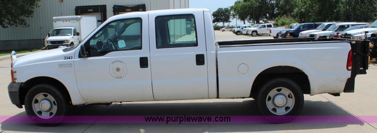 image for item J5992 2005 Ford F250 Super Duty Crew Cab pickup truck