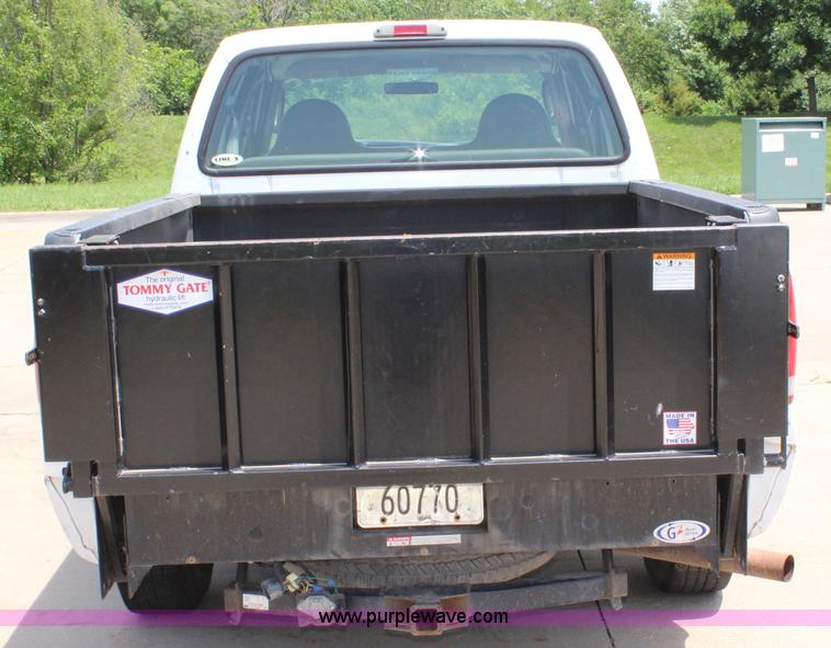 image for item J5992 2005 Ford F250 Super Duty Crew Cab pickup truck