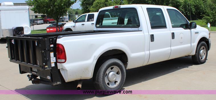 image for item J5992 2005 Ford F250 Super Duty Crew Cab pickup truck