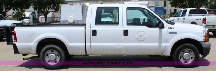 image for item J5992 2005 Ford F250 Super Duty Crew Cab pickup truck
