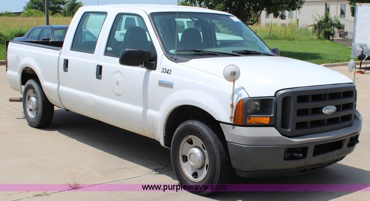 image for item J5992 2005 Ford F250 Super Duty Crew Cab pickup truck