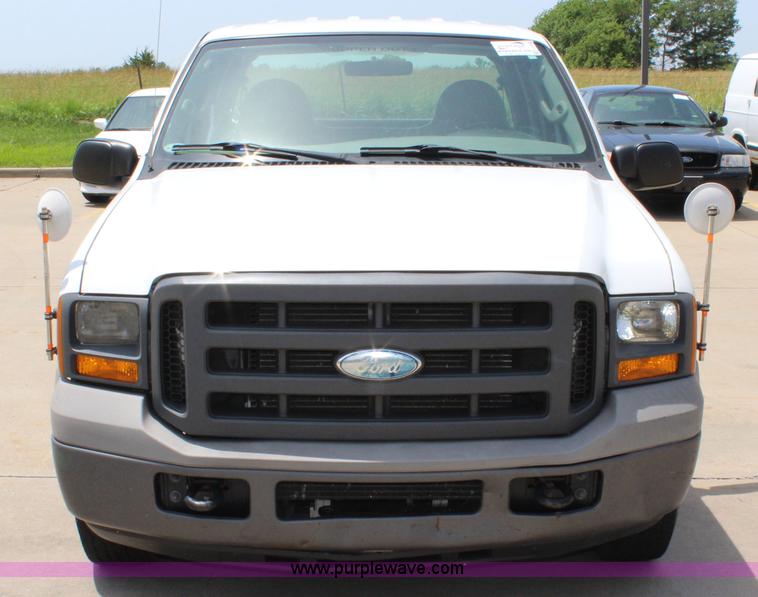 image for item J5992 2005 Ford F250 Super Duty Crew Cab pickup truck