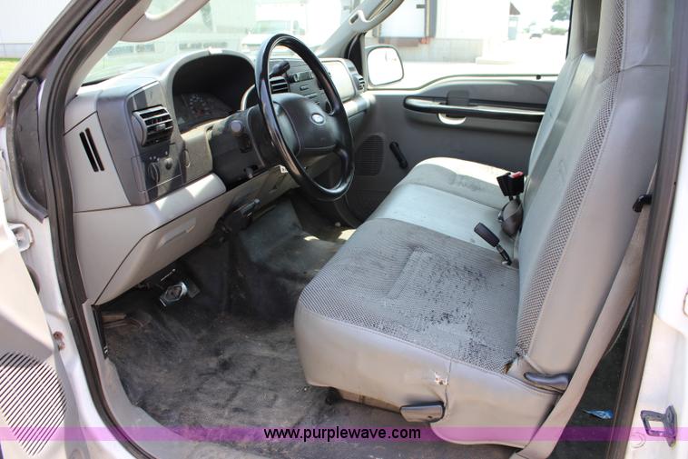 image for item J5992 2005 Ford F250 Super Duty Crew Cab pickup truck