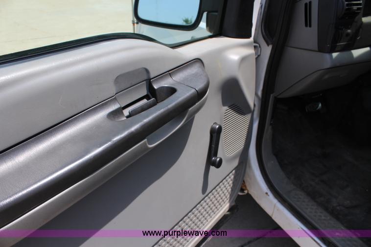 image for item J5992 2005 Ford F250 Super Duty Crew Cab pickup truck