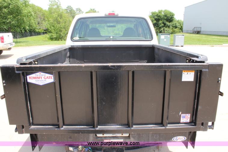image for item J5992 2005 Ford F250 Super Duty Crew Cab pickup truck