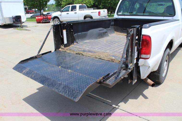 image for item J5992 2005 Ford F250 Super Duty Crew Cab pickup truck