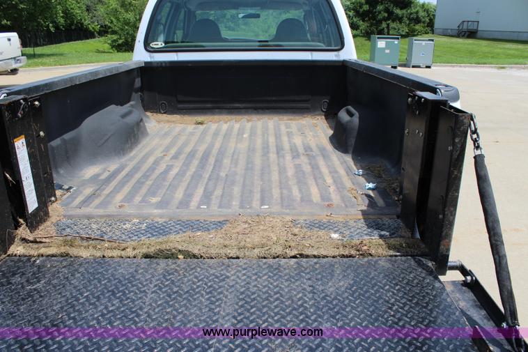 image for item J5992 2005 Ford F250 Super Duty Crew Cab pickup truck