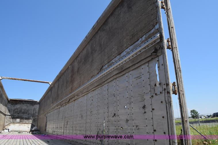 image for item J6590 2002 Guthrie Wilkens live bottom trailer