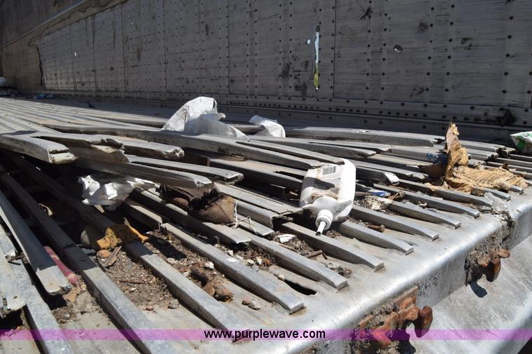 image for item J6590 2002 Guthrie Wilkens live bottom trailer