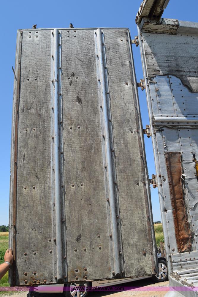 image for item J6590 2002 Guthrie Wilkens live bottom trailer