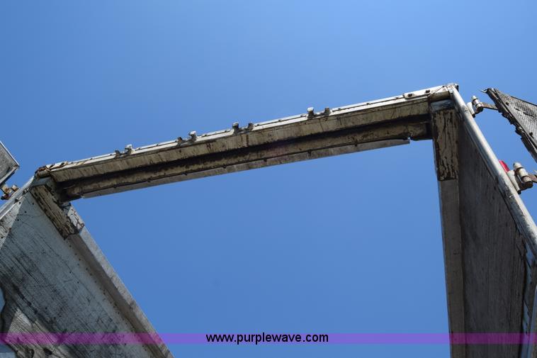 image for item J6590 2002 Guthrie Wilkens live bottom trailer