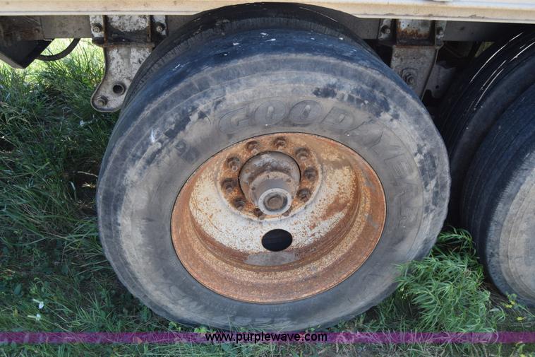 image for item J6590 2002 Guthrie Wilkens live bottom trailer