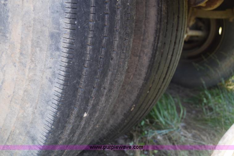 image for item J6590 2002 Guthrie Wilkens live bottom trailer