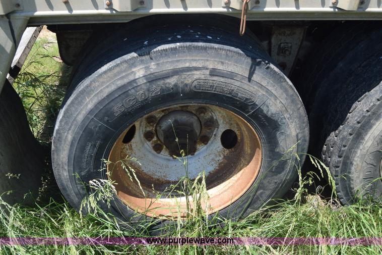 image for item J6590 2002 Guthrie Wilkens live bottom trailer