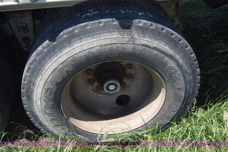 image for item J6590 2002 Guthrie Wilkens live bottom trailer