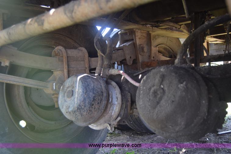 image for item J6590 2002 Guthrie Wilkens live bottom trailer