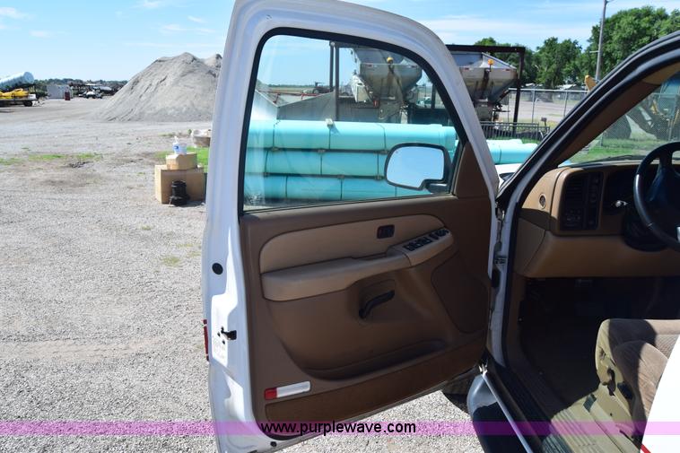 image for item J6593 2000 Chevrolet Suburban 1500 SUV